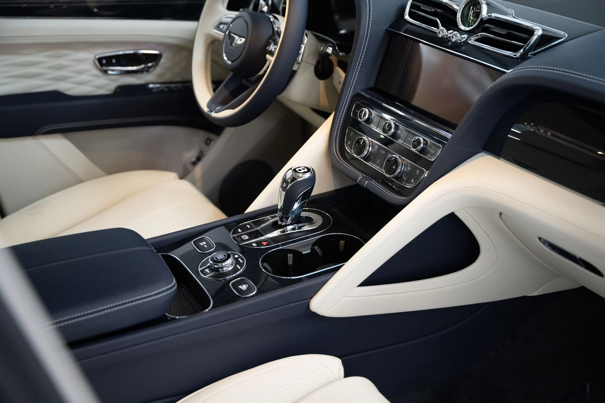 New 2023 Bentley Bentayga EWB Azure suv (18)