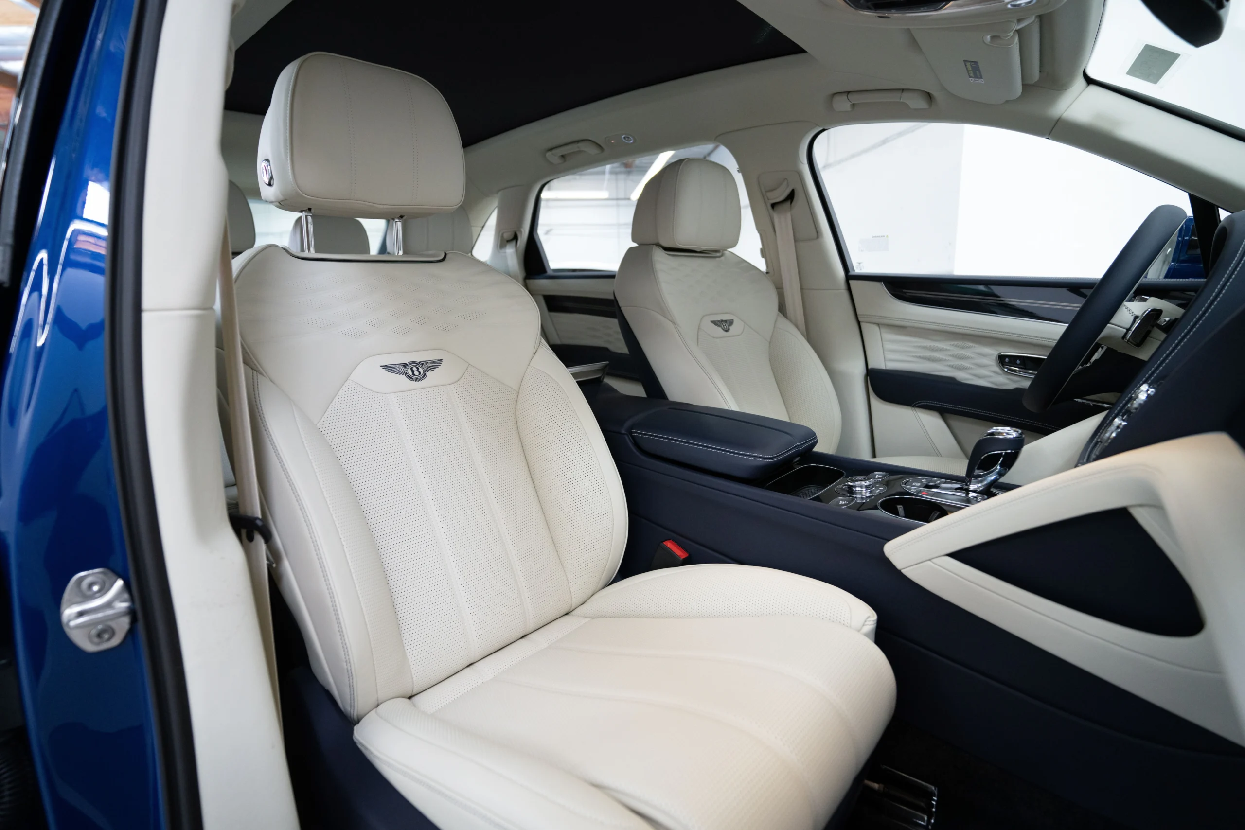 New 2023 Bentley Bentayga EWB Azure suv (5)