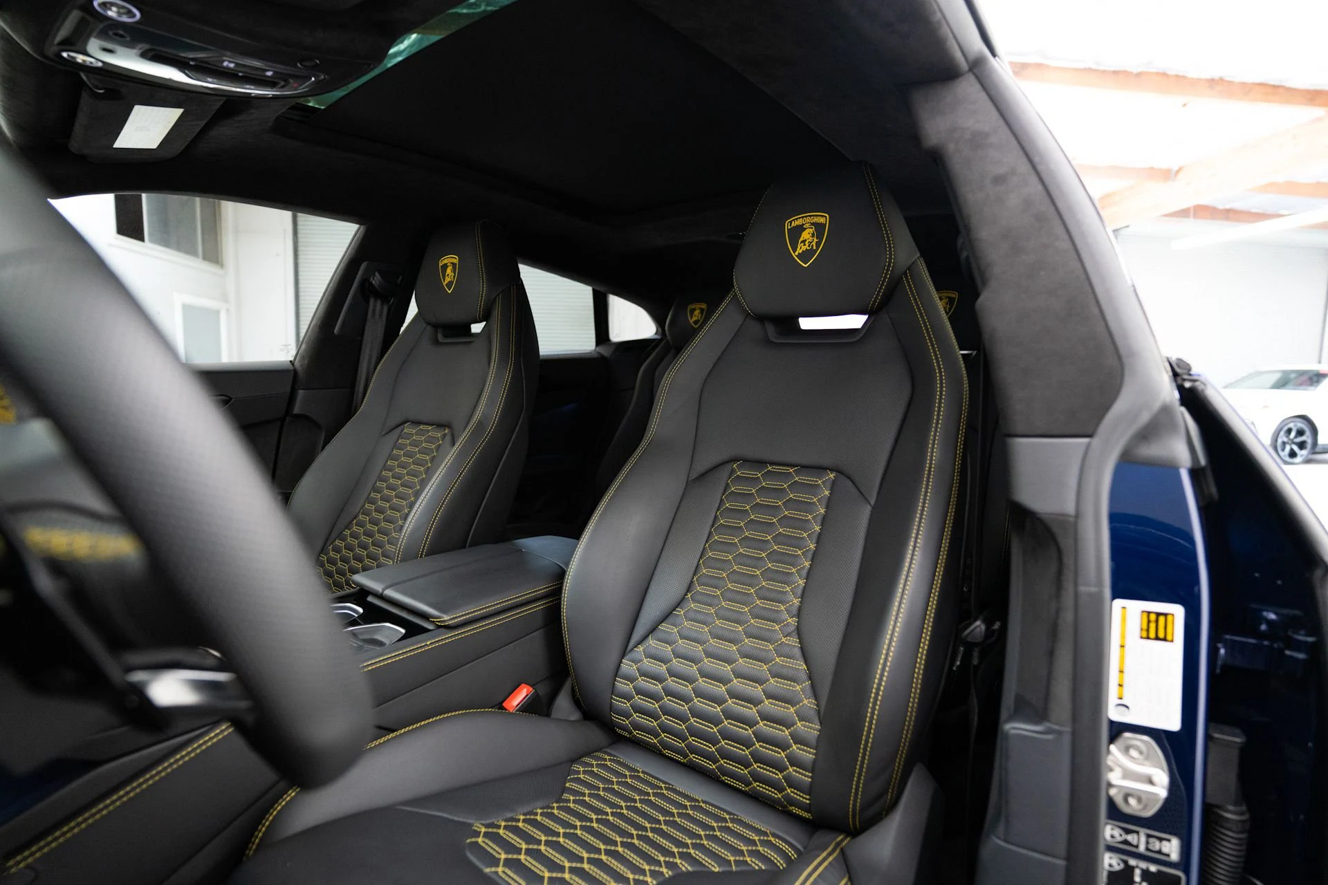 Used 2022 Lamborghini Urus suv (14)