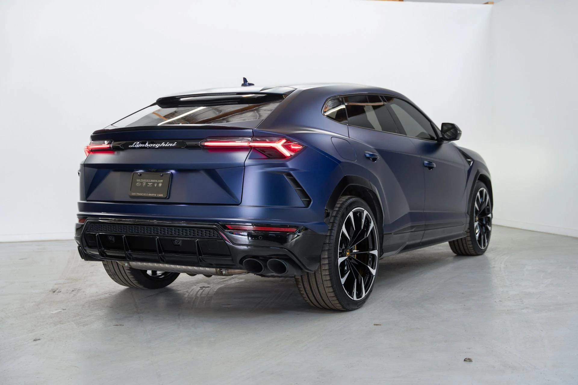 Used 2022 Lamborghini Urus suv (17)