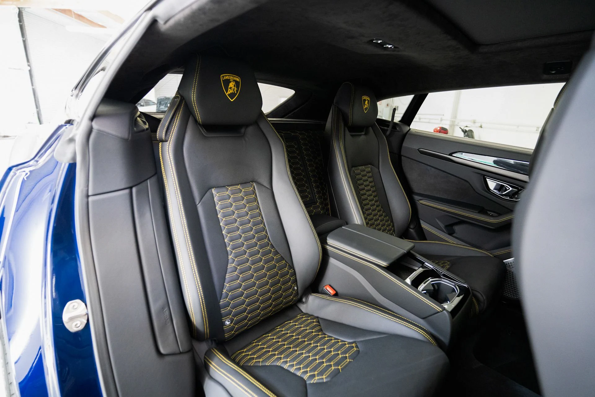 Used 2022 Lamborghini Urus suv (4)