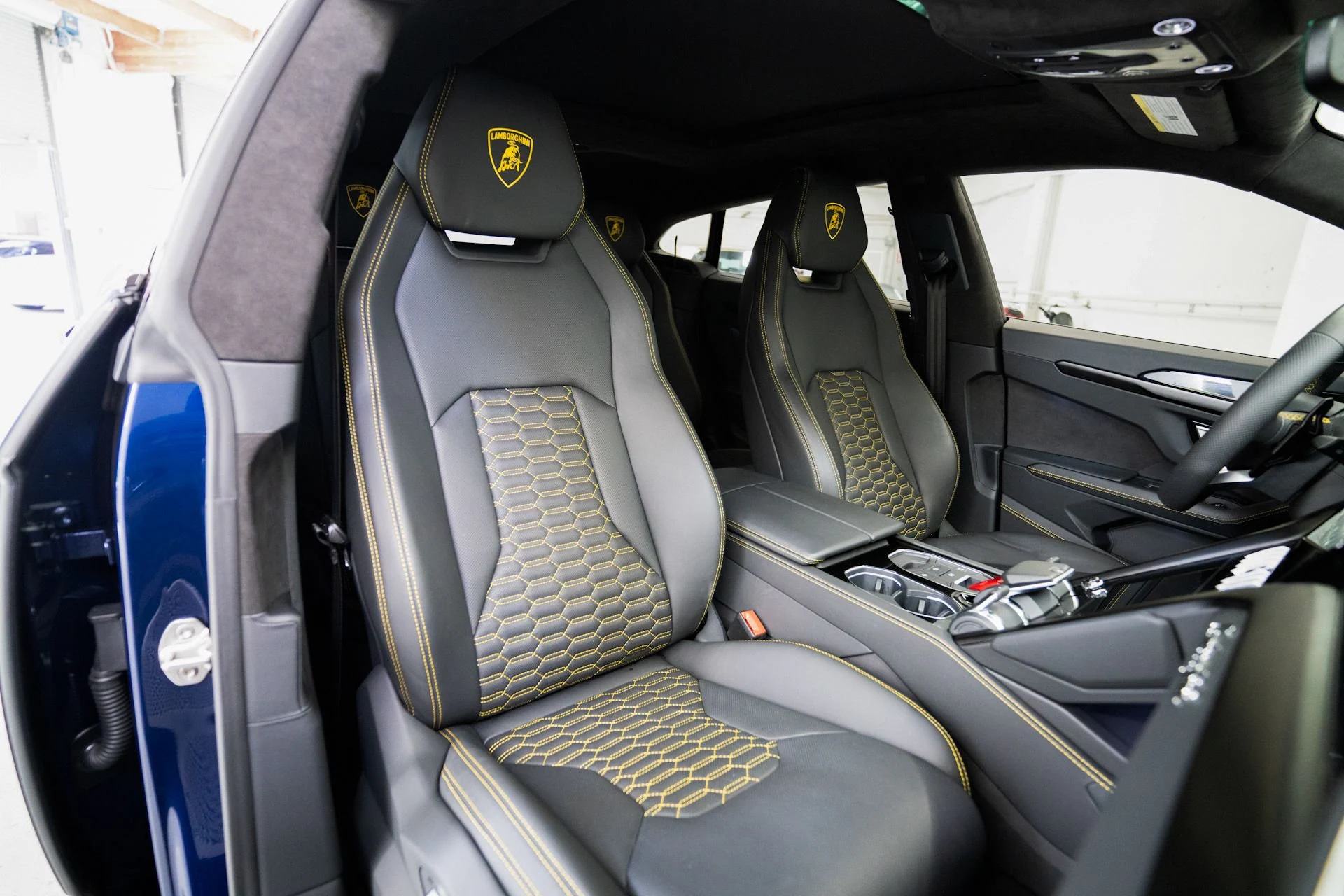 Used 2022 Lamborghini Urus suv (7)