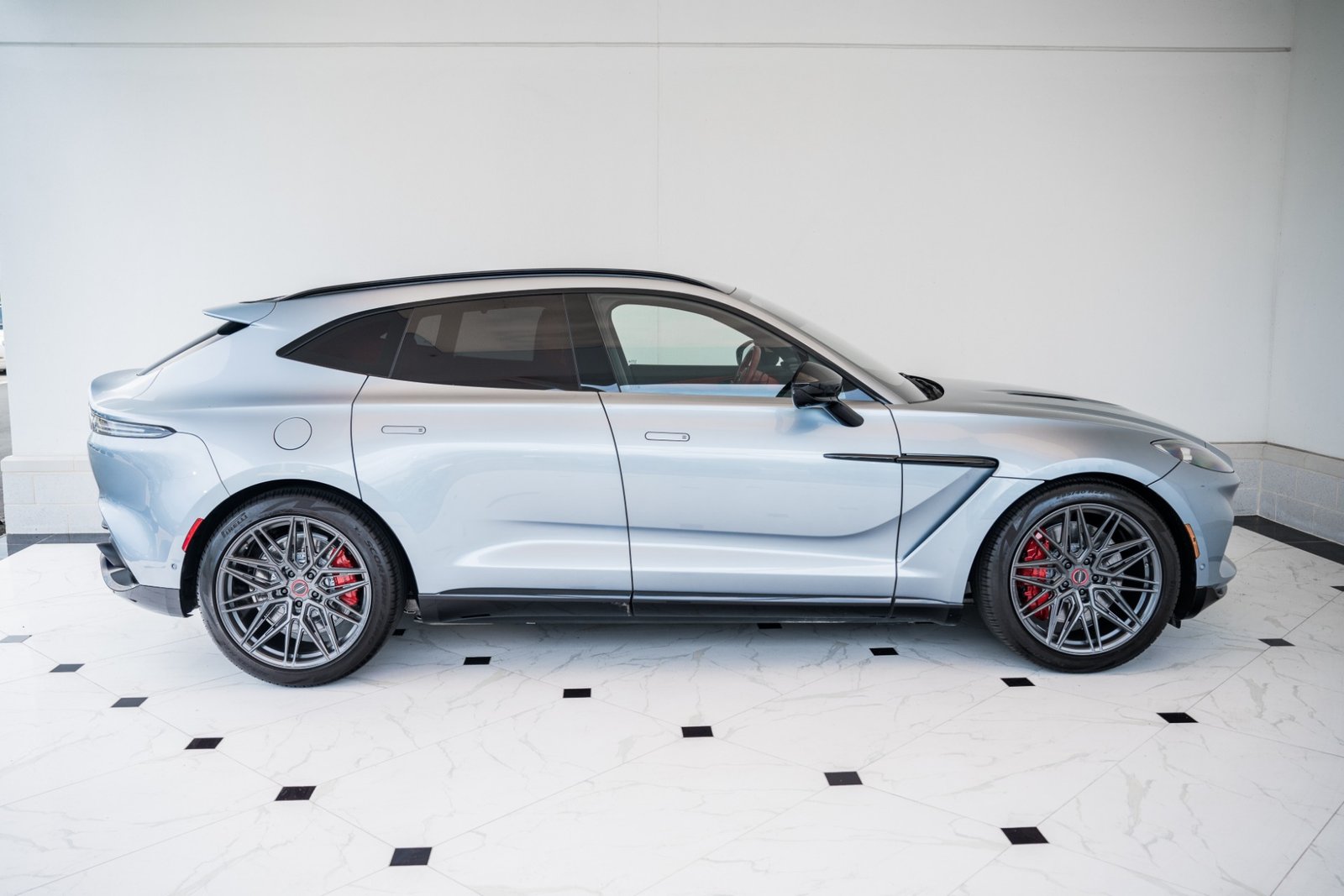 User 2021 ASTON MARTIN DBX 550 (33)