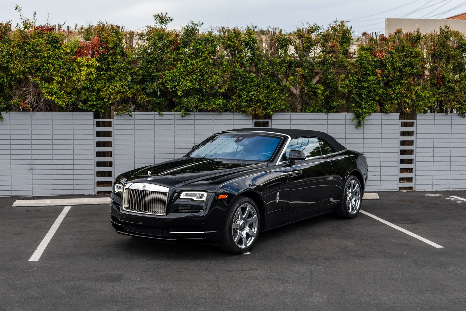 Used-2017-Rolls-Royce-Dawn-1691692526 (1)