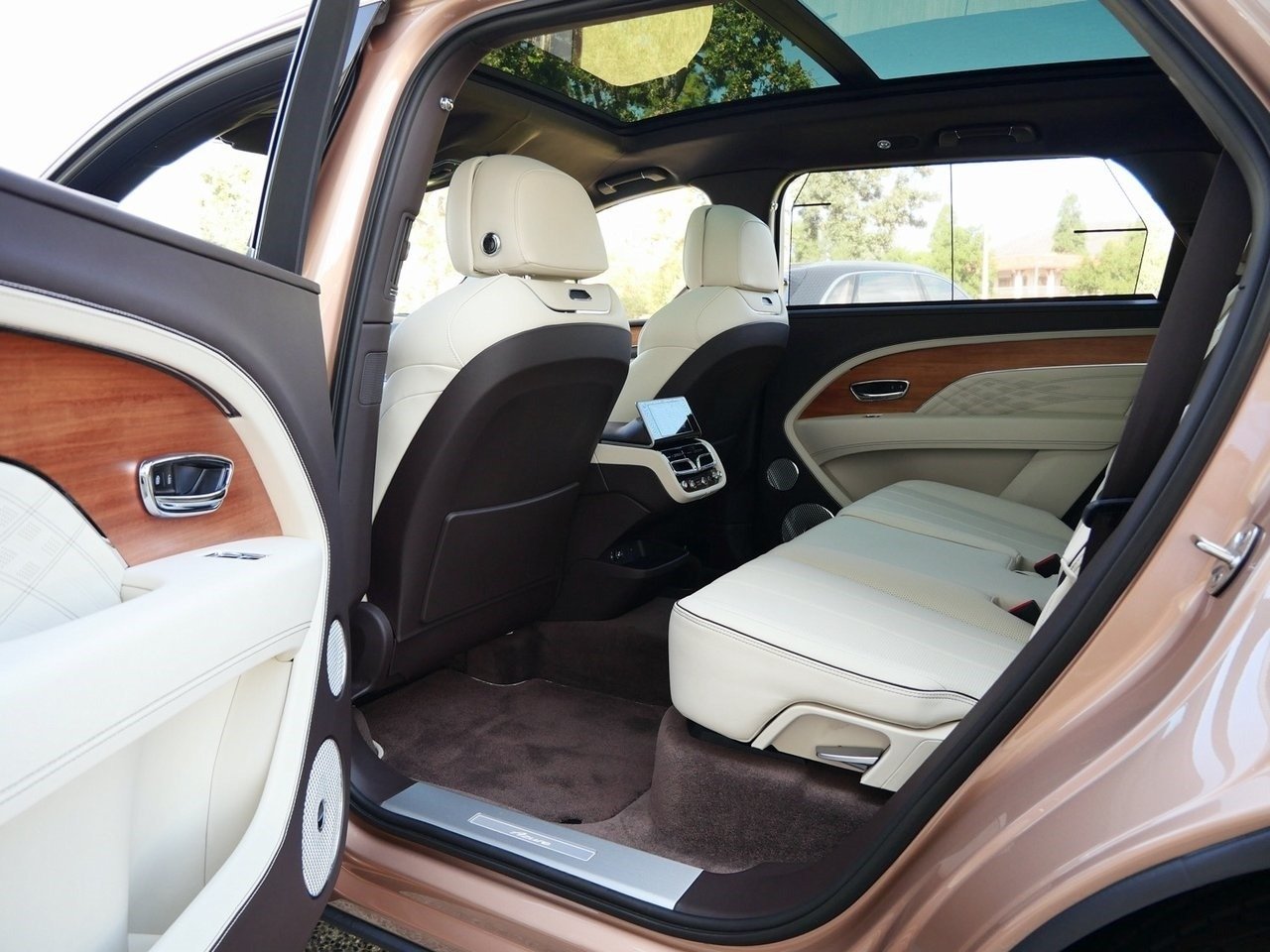 2023 Bentley Bentayga EWB Azure For Sale (14)