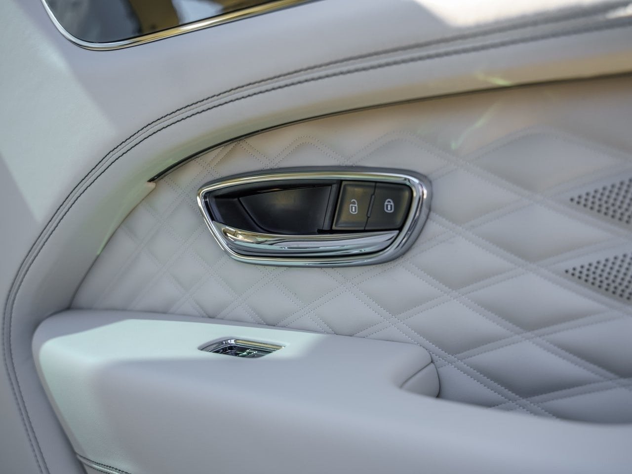 Buy 2024 Bentley Bentayga Azure (16)