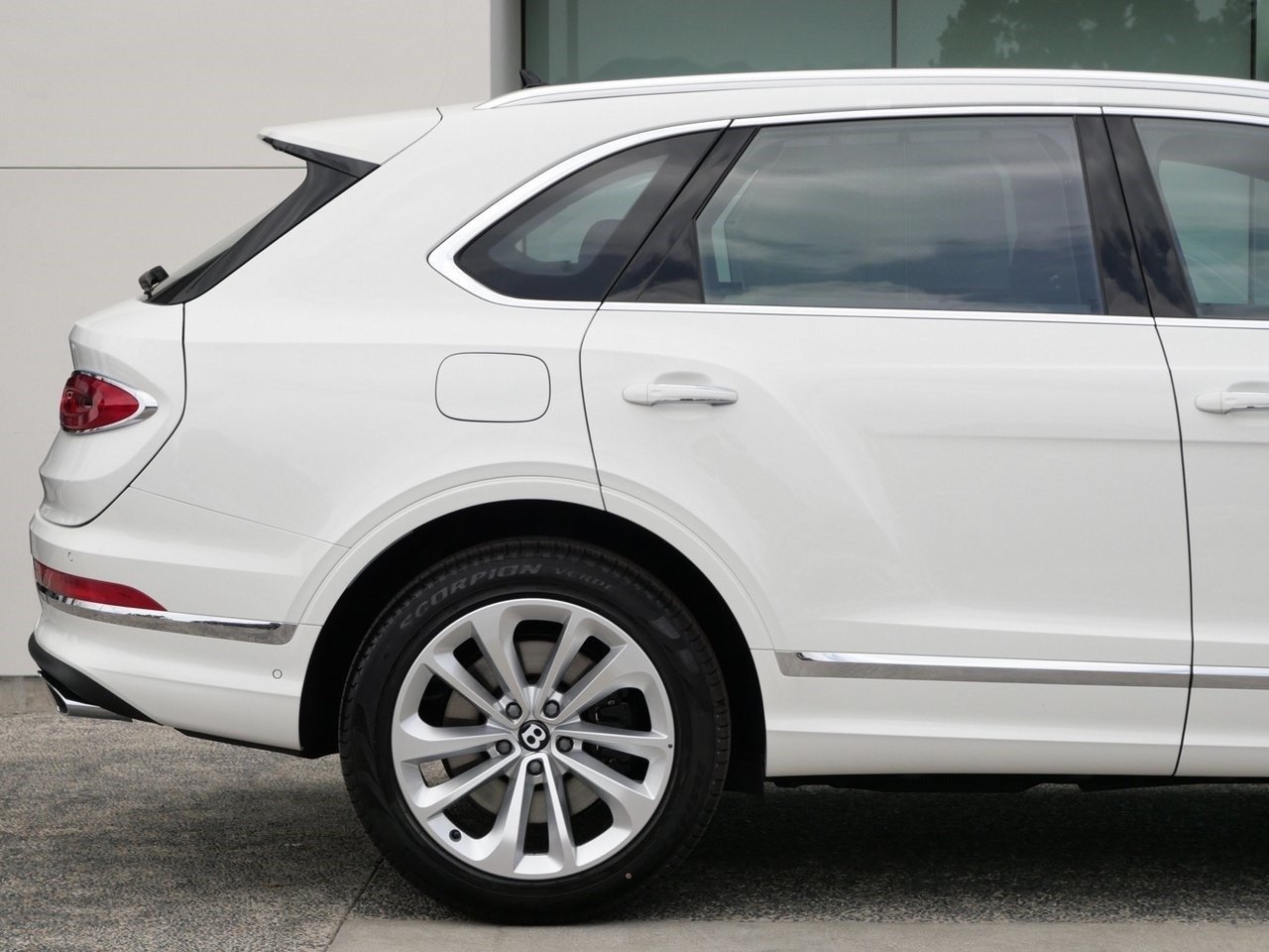 Buy 2024 Bentley Bentayga V8 SUV (19)