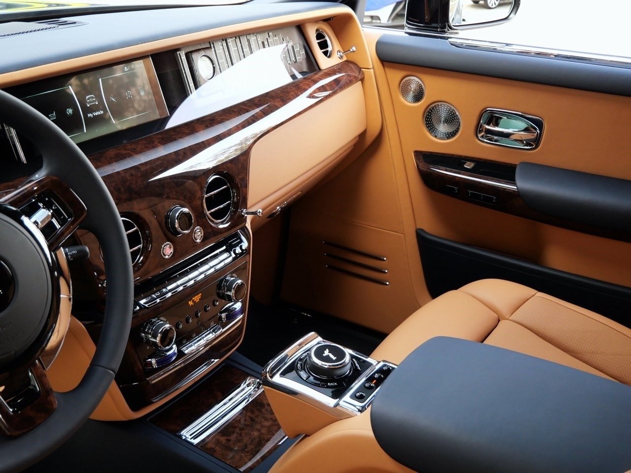 Buy Used 2022 Rolls-Royce Phantom (27)